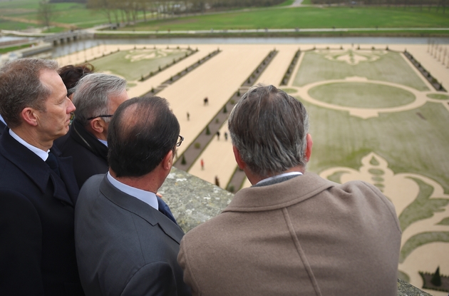 François Hollande inaugure les jardins à la française du domaine national de Chambord (centre), le 19 mars 2017