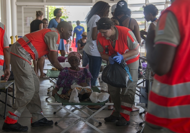 Des secouristes au chevet de personnes évacuées suite au passage de l'ouragan Irma, le 10 septembre 2017 aux Abymes en Guadeloupe