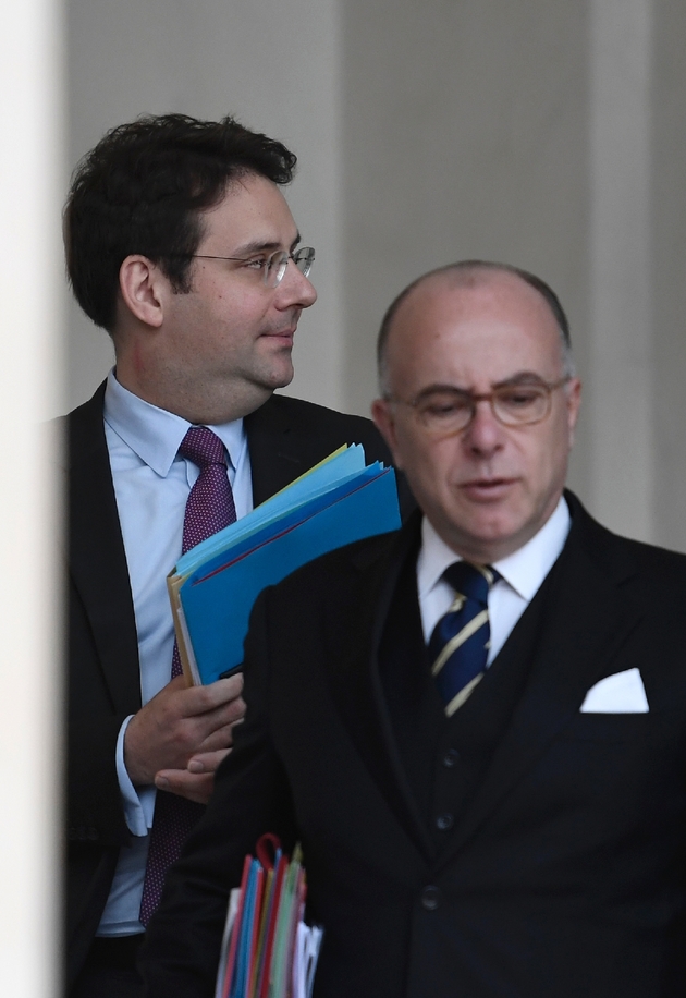 Le nouveau ministre de l'Intérieur Matthias Fekl (g) et le Premier ministre Bernard Cazeneuve, le 22 mars 2017 à l'Elysée à Paris