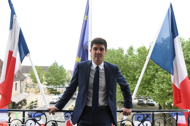 Le député LR Aurélien Pradié, sur le balcon de la mairie de Labastide-Murat, dans le Lot, le 23 juin 2017