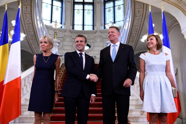 Emmanuel Macron et sa femme Brigitte pose avec le président roumain Klaus Iohannis et sa femme Carmen à Bucarest le 24 août 2017 lors de sa tournée en Europe de l'Est