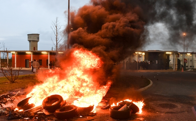 Des pneus brûlent devant le centre pénitentiaire de Vendin-le-Vieil dont l'accès est bloqué par les surveillants, le 15 janvier 2018