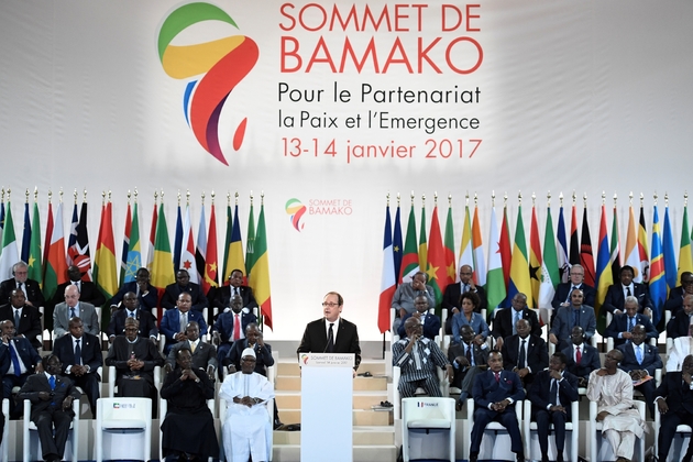 Le président François Hollande prend la parole lors du 27e sommet Afrique-France à Bamako, le 14 janvier 2017