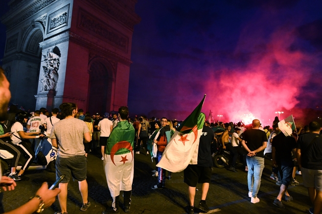 Des supporters de l'Algérie autour de l'Arc de Triomphe à Paris, le 11 juillet 2019