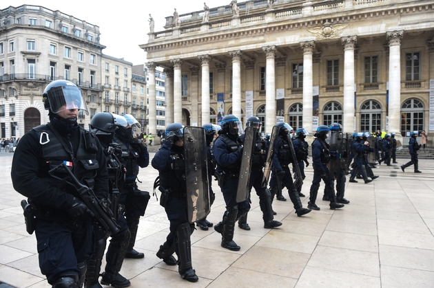 Policiers anti-émeutes pendant une manifestation de 