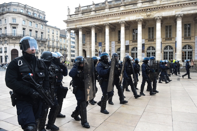 Policiers anti-émeutes pendant une manifestation de 