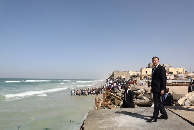 Le président français Emmanuel Macron marche sur le front de mer à Saint-Louis, le 3 février 2018, au dernier jour de sa visite au Sénégal.