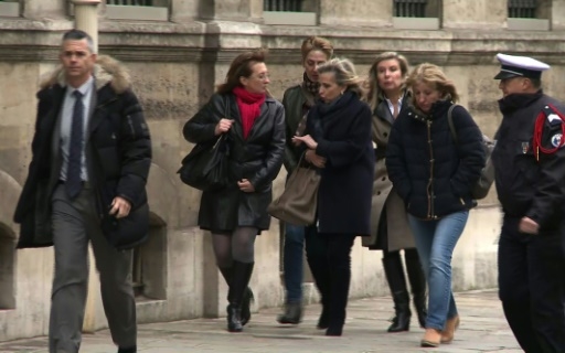 Capture d'écran d'une vidéo tournée par l'AFPTV montrant les filles de Jacqueline Sauvage arrivant à l'Élysée à Paris, le 29 janvier 2016, pour rencontrer le Président François Hollande Capture d'écran d'une vidéo tournée par l'AFPTV montrant les filles de Jacqueline Sauvage arrivant à l'Élysée à Paris, le 29 janvier 2016, pour rencontrer le Président François Hollande