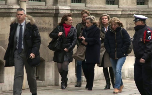 Capture d'écran d'une vidéo tournée par l'AFPTV montrant les filles de Jacqueline Sauvage arrivant à l'Élysée à Paris, le 29 janvier 2016, pour rencontrer le Président François Hollande