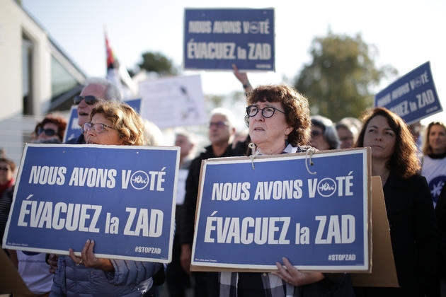 Des partisans du projet d'aéroport Notre-Dame des Landes manifestent le 13 octobre 2017 à Bouguenais devant l'aéroport de Nantes dont ils réclament le déplacement