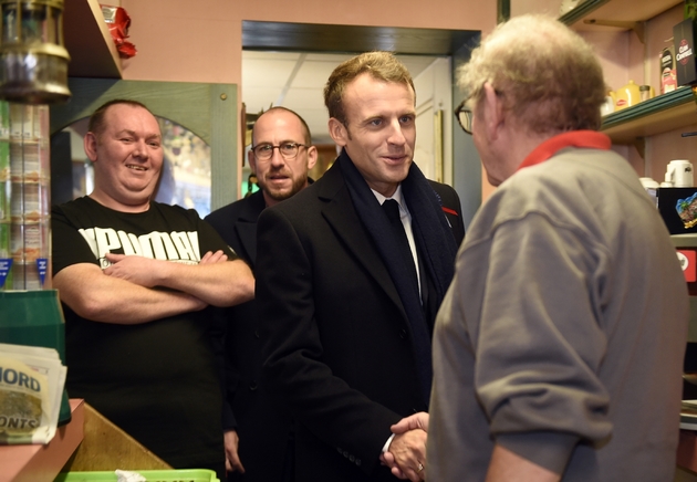 Emmanuel Macron (C) avec le patron d'un bar PMU de Bully-les-Mines, dans le nord de la France le 9 novembre 2018