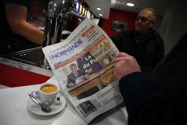 Un habitant de Bourgtheroulde-Infreville lit la lettre du Président aux Français dans le journal, le 14 janvier 2019 