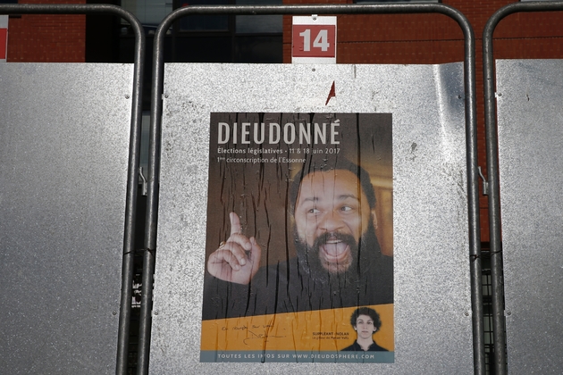 Un panneau électoral de l'humoriste controversé Dieudonné candidat aux législatives, est pris en photo à la mairie d'Évry le 11 juin 2017.