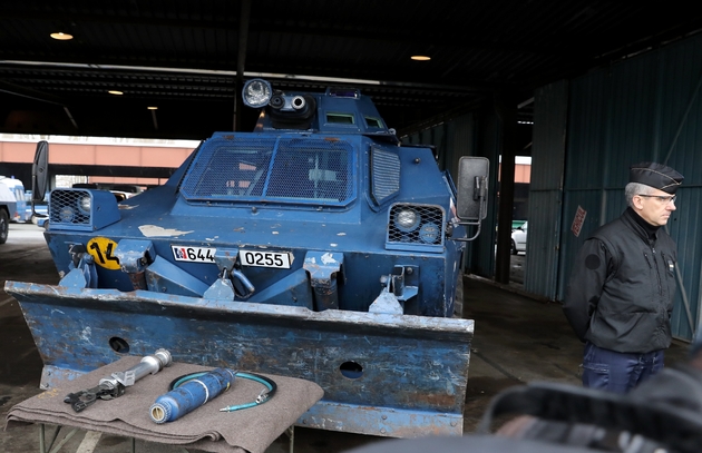 Un véhicule blindé de la gendarmerie, le 7 décembre 2018 stationné à Versailles et prêt à être mobilisé samedi dans les rues de la capitale