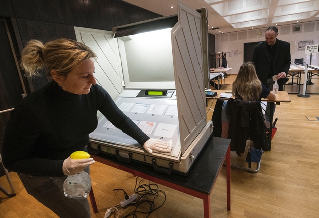 Nettoyage d'une machine de vote électronique dans un bureau de vote de Mulhouse, lors du 1er tour des municipales, le 15 mars 2020.