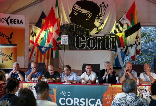 Le député corse Michel Castellani (3e d), les nationalistes Charles Pieri (g), Pierre Paoli (3e d), le président de l'Assemblée de Corse Jean-Guy Talamoni (4e d) lors des 38e Journées nationalistes de Corte, le 5 août 2018 à Corte