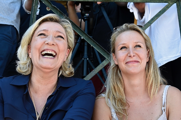 Marion Maréchal-Le Pen avec sa tante Marine Le Pen, le 9 juillet 2016 au Pontet dans le Vaucluse (sud)