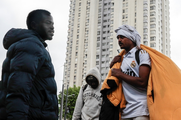 Des migrants dans un campement improvisé Porte de la Chapelle à Paris le 9 juin 2017
