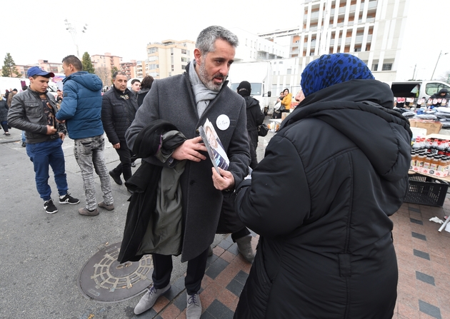 Un militant du mouvement En Marche! venu tracter pour Emmanuel Macron le 2 février 2007 sur un marché à Toulouse