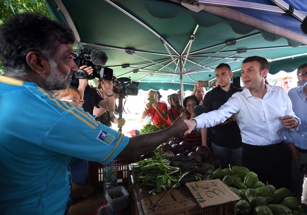Emmanuel Macron le 26 mars 2017, en visite sur le marché du Chaudron de Saint-Denis de la Réunion