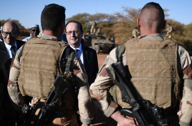 Jean-Yves Le Drian et François Hollande avec les soldats de la force Barkhane le  le 13 janvier 2017 à Gao 