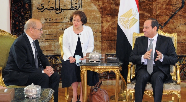 Jean-Yves Le Drian rencontre le président égyptien Abdel Fattab al-Sissi au Palais présidentiel au Caire, sur une photo fournie par la présidence egyptienne le 8 juin 2017