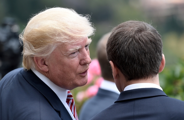Le président américain Donald Trump glissant un mot à l'oreille d'Emmanuel Macron au G7 à Taormina en Italie, le 26 mai 2017