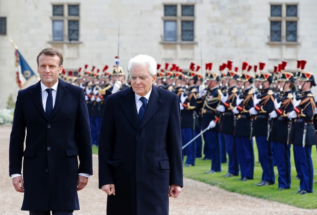 Le président Emmanuel Macron et son homologue italien Sergio Mattarella (d) passent en revue la garde d'honneur lors d'une cérémonie pour célébrer le 500e anniversaire de la mort de Léonard de Vinci, le 2 mai 2019 au château d'Amboise