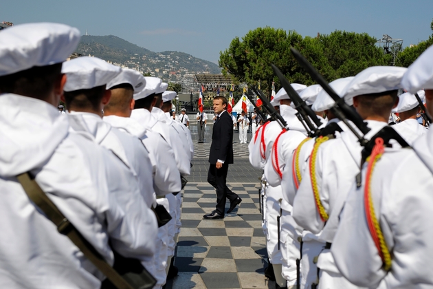 Le président français Emmanuel Macron passe des troupes en revue lors du défilé du 14 juillet 2017 à Nice