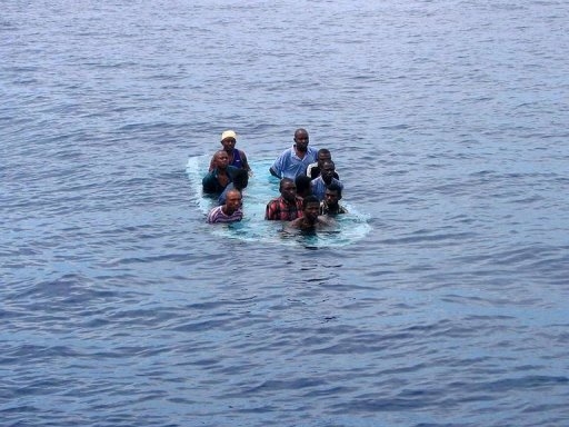 Novembre 2009: des immigrés illégaux venus des Commores tentent tant bien que mal de gagner l'île de Mayotte