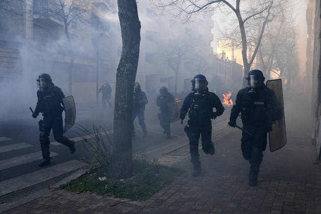 Des gendarmes lors de heurts avec des manifestants lors d'une manifestation de 