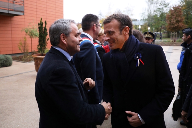 Emmanuel Macron (droite) et le président du conseil régional des Hauts-de-France Xavier Bertrand (gauche) à Rozoy-sur-Serre, le 7 novembre 2018