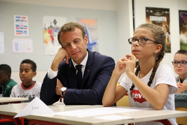 Emmanuel Macron échange avec des élèves du collège Jules-Renard à Laval le 3 septembre 2018, jour de la rentrée des classes
