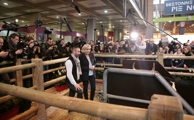 Marine Le Pen, la candidate Front national à la présidentielle en visite au Salon de l'agriculture, le 28 février 2017 à Paris