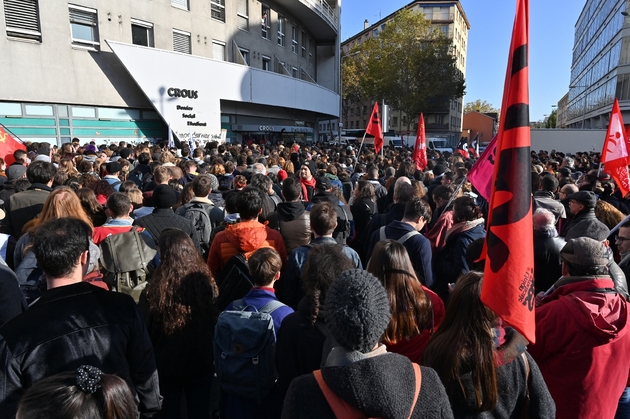 Des étudiants manifestent devant le CROUS à Lyon, quatre jours après l'immolation d'un étudiant, le 12 novembre 2019