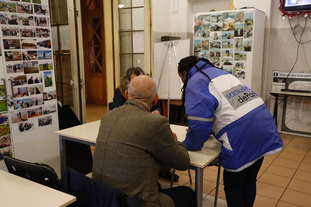 Un membre du Samu Social et deux sans-abri dans les locaux de l'organisation humanitaire, à Paris le 9 janvier 2017