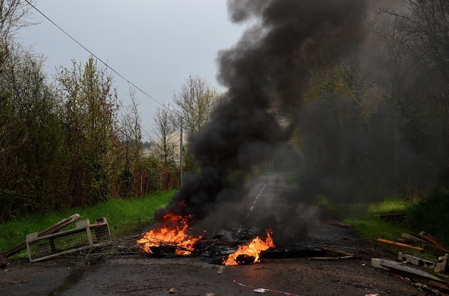 Pneus et palettes enflammés à la ZAD de Notre-Dame-des-Landes (Loire-Atlantique), le 14 avril 2018 