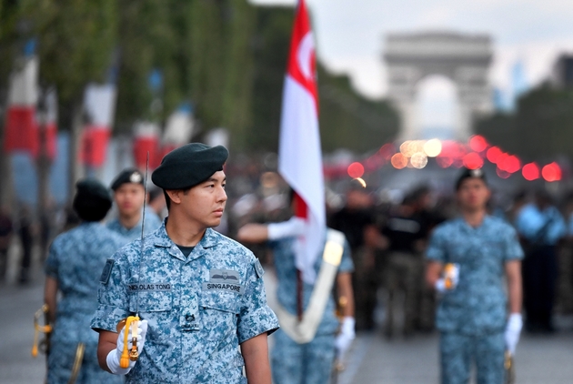 Des soldat de Singapour, nation invitée à défiler le 14-Juillet, lors d'une répétition le 11 juillet 2018