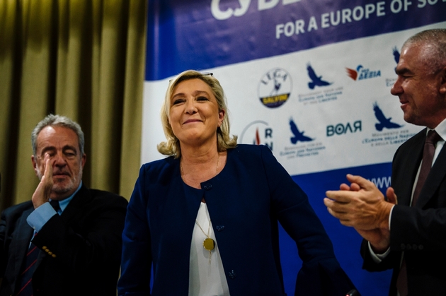 La présidente du Rassemblement National Marine Le Pen, entourée du Belge Gerolf Annemans, membre du parti Vlaams Belang (gauche) et du leader du parti bulgare Volya Veselin Mareshki (droite), à Sofia en Bulgarie, le 3 mai 2019