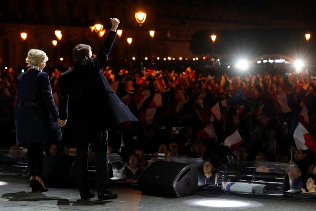 Emmanuel Macron rejoint sur scène par son épouse Brigitte, le 7 mai 2017 dans la cour du Louvre