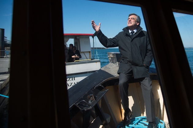 François Fillon, candidat de la droite à l'élection présidentielle, sur le pont d'un bateau de pêche lors d'une visite du port du Croisic
