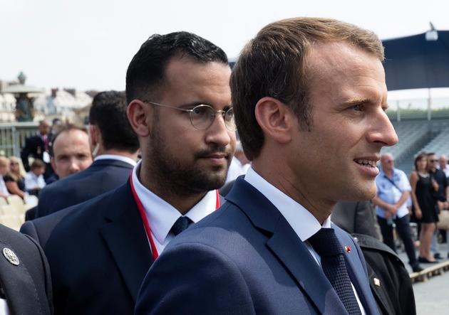 Alexandre Benalla (g) accompagne le président Emmanuel Macron lors du défilé du 14 juillet à Paris