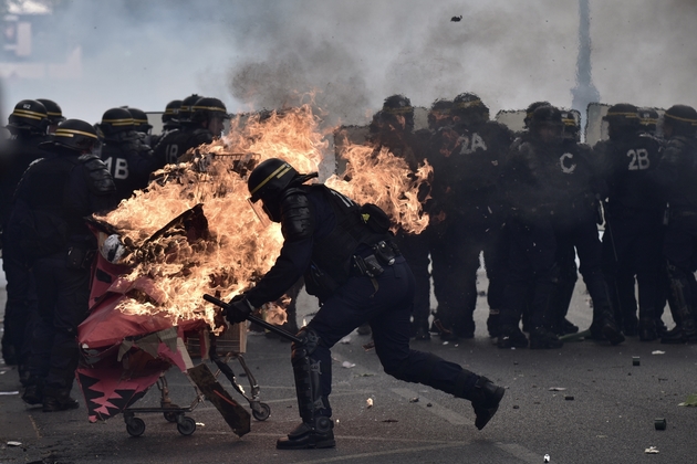 Affrontements entre jeunes cagoulés et CRS en marge de la manifestation parisienne du 1er mai 2017 à Paris