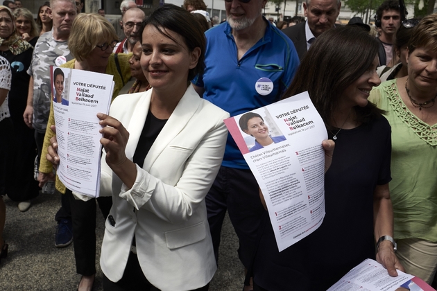 L'ancienne ministre de l'Education et candidate PS aux législatives dans le Rhône, Najat Vallaud-Belkacem (g) avec la maire de Paris Anne Hidalgo (d), à Villeurbanne le 14 juin 2017
