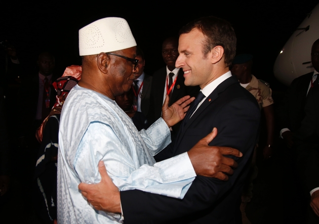 Le président français Emmanuel Macron est accueilli par son homologue malien lIbrahim Boubacar Keïta, président en exercice du G5 Sahel, à son arrivée à Bamako au Mali le 2 juillet 2017