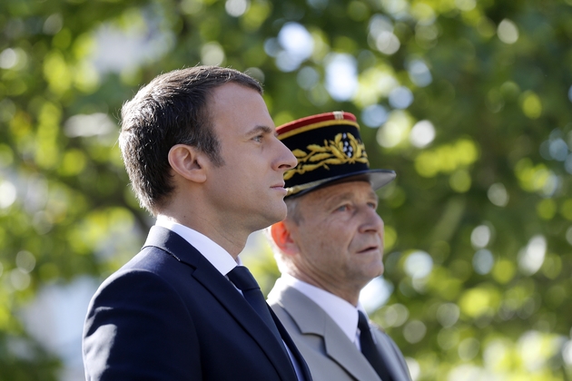 Le président Emmanuel Macron et le chef d'état-major des armées (Cema), le général Pierre de Villiers, au défilé militaire sur les Champs-Elysées à Paris le 14 juillet 2017