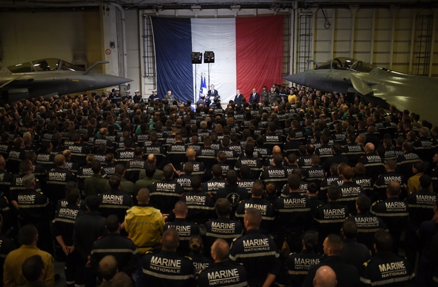 François Hollande s'exprime lors d'une visite à bord du porte-avions Charles-de-Gaulle en Méditerranée orientale, le 9 décembre 2016 