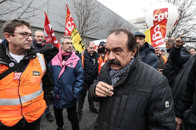 Le leader  de la CGT Philippe Martinez au dépôt de bus RATP de Vitry-sur-Seine, près de Paris, le 13 janvier 2020