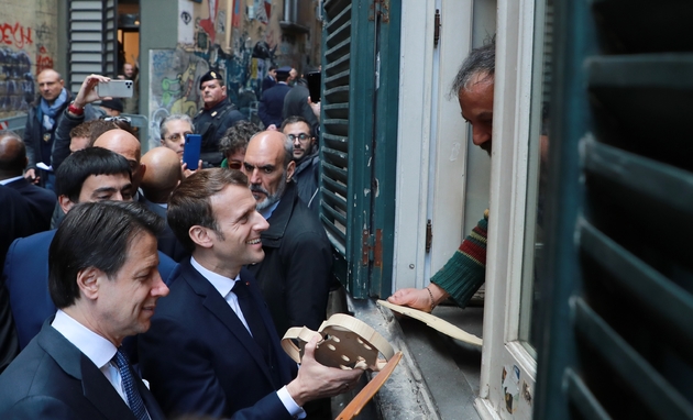 Le président français Emmanuel Macron (C) et le Premier ministre italien Giuseppe Conte (G) le 27 février 2020 à Naples