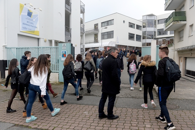 Les élèves reprennent les cours le 23 mars 2017 au lycée Saint-Joseph à Concarneau au lendemain de l'attentat meurtrier de Londres